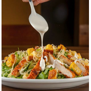 Saladas: Salada Caeser - Alface Americana, Croutins, Queijo Parmesão, Filé de Frango e molho Caeser