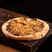 Doces: Paçoca com Chocolate ao Leite - Esfiha Doce (Ingredientes: Chocolate ao Leite, Paçoca)