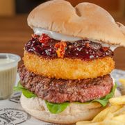 Hambúrguer: Prime Berry Catupiry ( Acompanha Fritas) - Hambúrguer (Ingredientes: catupiry frito, geleia de frutas vermelhas, hambúrguer bovino assado na brasa)