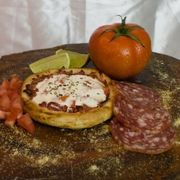 Esfihas especiais: Don peponi - Esfihas salgadas (Ingredientes: Molho de Tomate, Orégano, Salame picado, Calabresa picada, Tomate, creme de leite)