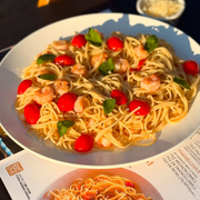 Espaguete: Espaguette com Camarão - Grande (Ingredientes: Camarão Salteados no alho, Espaguete, Tomate Cereja)