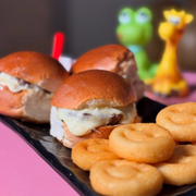 Tulha Kids: Mini Hamburguinho - Tulha Kids (Ingredientes: 3 Mini Hambuguer c/ queijo Mussarela, Fritas)