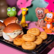 Tulha Kids: Mini Hamburguinho - Tulha Kids (Ingredientes: 3 Unidades e Batatinhas Smile)