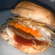 Hambúrguer: X Burguer - Hambúrguer (Ingredientes: Batata Palha, Catupiry, Cheddar, Hambúrguer Aurora, Molho Especial, Pão, Presunto, Queijo)
