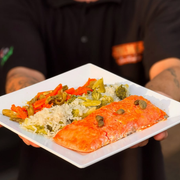 Pratos Saudáveis: Salmão na Manteiga e Alcaparras - Grelhados (Ingredientes: Alcaparras, Arroz Branco ou Com Brocolis, Jardineiras de Legumes, Salmão na Manteiga)