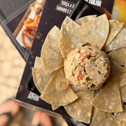 Porções Frias: Chancliche - Porção (Ingredientes: Azeite, Cebola, Queijo Árabe Temperado C/ Tomate, Tortilhas Assadas)