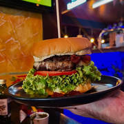 Lanches Artesanal: X-Bacon - Lanches (Ingredientes: + Hamburguer Angus 160g, Alface, Bacon, Mussarela, Pão de Brioche, Tomate)