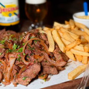 Tábuas Quentes: Tabua Quente Generosa C/ Fritas - Porção (Ingredientes: +Catupiry, Farofa, Fritas, Molho Gorgonzola, Pão, Picanha e Filé Mignon Acebolado, Vinagrete)