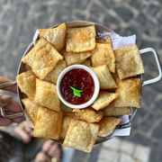 Porções Quentes: Pasteizinhos de Gorgonzola (24 unidades) - Porção (Ingredientes: Acompanha Geléia de Pimenta, Pasteizinhos)