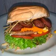 Hambúrguer: X-Calabresa - Hambúrguer (Ingredientes: Alface, Batata Palha, Calabresa, Catupiry, Cheddar, Hambúrguer Aurora, Milho, Molho Especial, Pão, Presunto, Queijo, Tomate)