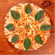 Tradicionais: Marguerita - Pizza Trem (Ingredientes: Azeitonas, Manjericão Fresco, Molho de Tomate Fresco, Mozarela, Orégano, Rodelas de Tomate)