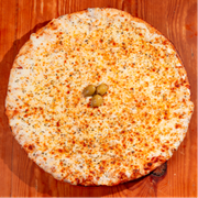 Tradicionais: Mozarela - Pizza Trem (Ingredientes: Azeitonas, Molho de Tomate Fresco, Mozarela, Orégano)