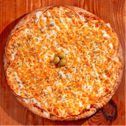 Tradicionais: 3 Queijos - Pizza Trem (Ingredientes: Azeitonas, Molho de Tomate Fresco, Orégano, Parmesão Ralado, Provolone, Requeijão Cremoso)