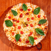 Tradicionais: Marguerita Tomatinho - Pizza Trem (Ingredientes: Azeitonas, Manjericão Fresco, Molho de Tomate Fresco, Mozarela, Orégano, Palmito, Parmesão Ralado, Tomate Cereja)