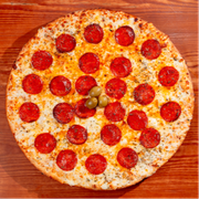 Tradicionais: Pepperoni - Pizza Trem (Ingredientes: Azeitonas, Mel, Molho de Tomate Fresco, Orégano, Pepperoni Fatiado)