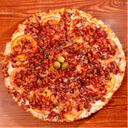 Tradicionais: Bacon - Pizza Trem (Ingredientes: Azeitonas, Bacon, Molho de Tomate Fresco, Mozarela, Orégano, Ovo, Rodelas de Tomate)