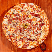 Tradicionais: Siciliana - Pizza Trem (Ingredientes: Azeitonas, Bacon, Champignon, Molho de Tomate Fresco, Mozarela, Orégano)