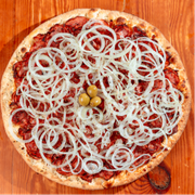 Tradicionais: Calabresa - Pizza Trem (Ingredientes: Azeitonas, Cebola, Fatias de Calabresa, Molho de Tomate Fresco, Orégano)