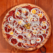Tradicionais: Baiana - Pizza Trem (Ingredientes: Azeitonas, Calabresa Moída, Cebola, Molho de Tomate Fresco, Orégano, Ovos, Pimenta)