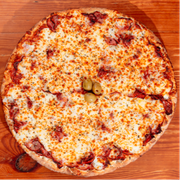 Tradicionais: Toscana - Pizza Trem (Ingredientes: Azeitonas, Fatias de Calabresa, Molho de Tomate Fresco, Mozarela, Orégano)