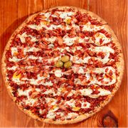 Tradicionais: Toscana Especial - Pizza Trem (Ingredientes: Azeitonas, Bacon, Calabresa Moída, Molho de Tomate Fresco, Orégano, Ovos, Requeijão Cremoso)