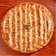 Tradicionais: Frango c/ Requeijão Cremoso - Pizza Trem (Ingredientes: Azeitonas, Frango Desfiado e temperado, Molho de Tomate Fresco, Orégano, Requeijão Cremoso)