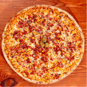 Tradicionais: Carijó - Pizza Trem (Ingredientes: Azeitonas, Bacon, Frango Desfiado e temperado, Milho, Molho de Tomate Fresco, Mozarela, Orégano)