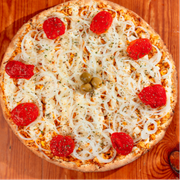 Tradicionais: Don Tiger - Pizza Trem (Ingredientes: Azeitonas, Cebola, Frango Desfiado e temperado, Milho, Molho de Tomate Fresco, Orégano, Palmito, Requeijão Cremoso, Tomate Seco)