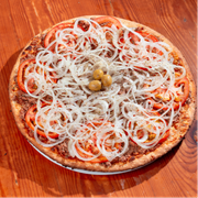 Tradicionais: Atum - Pizza Trem (Ingredientes: Atum, Azeitonas, Cebola, Molho de Tomate Fresco, Orégano, Rodelas de Tomate)