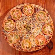 Tradicionais: Atum c/ Mozarela - Pizza Trem (Ingredientes: Atum, Azeitonas, Molho de Tomate Fresco, Mozarela, Orégano, Rodelas de Tomate)