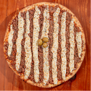 Tradicionais: Atum c/ Requeijão Cremoso - Pizza Trem (Ingredientes: Atum, Azeitonas, Molho de Tomate Fresco, Orégano, Requeijão Cremoso)