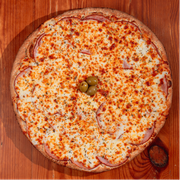 Tradicionais: Lombo c/ Mozarela - Pizza Trem (Ingredientes: Azeitonas, Fatias de Lombo Canadense, Molho de Tomate Fresco, Mozarela, Orégano)