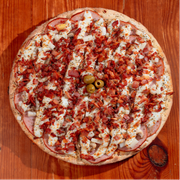 Tradicionais: Lombito - Pizza Trem (Ingredientes: Azeitonas, Bacon, Champignon, Fatias de Lombo Canadense, Molho de Tomate Fresco, Mozarela, Orégano, Palmito, Requeijão Cremoso)