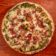 Tradicionais: Brócolis - Pizza Trem (Ingredientes: Azeitonas, Bacon, Brócolis cozido, Molho de Tomate Fresco, Mozarela, Orégano)