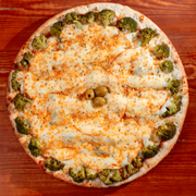 Tradicionais: Brócolis ao 4 Queijo - Pizza Trem (Ingredientes: Alho Crocante, Azeitonas, Brócolis cozido, Molho de Tomate Fresco, Mozarela, Orégano, Parmesão Ralado, Provolone, Requeijão Cremoso)