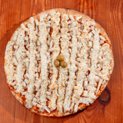 Tradicionais: Palmito c/ Requeijão Cremoso - Pizza Trem (Ingredientes: Azeitonas, Molho de Tomate Fresco, Orégano, Palmito, Requeijão Cremoso)