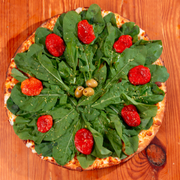 Tradicionais: Rúcula - Pizza Trem (Ingredientes: Azeitonas, Molho de Tomate Fresco, Mozarela, Orégano, Rúcula Fresca, Tomate Seco)