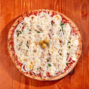 Tradicionais: Portuguesa Especial - Pizza Trem (Ingredientes: Azeitonas, Cebola, Ervilha, Molho de Tomate Fresco, Orégano, Ovos, Palmito, Presunto Picado, Requeijão Cremoso)