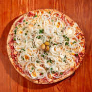 Tradicionais: Portuguesa - Pizza Trem (Ingredientes: Azeitonas, Cebola, Ervilha, Molho de Tomate Fresco, Mozarela, Orégano, Ovos, Presunto Picado)