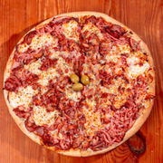 Tradicionais: Quatro carnes - Pizza Trem (Ingredientes: Bacon, Calabresa Moída, Lombo Canadense, Molho de Tomate Fresco, Mozarela, Orégano, Presunto)