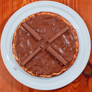 Tradicionais: Kit kat - Pizza Trem (Ingredientes: Chocolate ao Leite, Pedaços de kit kat)