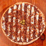 Tradicionais: Costela - Pizza Trem (Ingredientes: Molho de Tomate Fresco, costela desfiada, Requeijão Cremoso, cebola crispy, Orégano)