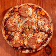 Tradicionais: Especial Tiger - Pizza Trem (Ingredientes: Azeitona Verde, Calabresa Fatiada, Frango Desfiado e temperado, Hamburguer, Molho de Tomate Fresco, Mussarela, Orégano)