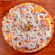 Tradicionais: Bacon turbo - Pizza Trem (Ingredientes: Azeitonas, Bacon, Cebola, Mozarela, Orégano, Requeijão Cremoso, Rodelas de Tomate)