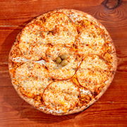 Tradicionais: Frango 4 Queijos - Pizza Trem (Ingredientes: Azeitona Verde, Cheddar, Frango Desfiado e temperado, Molho de Tomate Fresco, Mozarela, Orégano, Provolone, Requeijão Cremoso)
