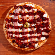 Tradicionais: Frango Barbecue - Pizza Trem (Ingredientes: Azeitona Verde, Bacon, Cream Cheese, Frango Desfiado e temperado, Molho Barbecue, Molho de Tomate Fresco, Mussarela, Orégano)