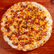 Tradicionais: Suprema - Pizza Trem (Ingredientes: Azeitona Verde, Bacon, Milho, Molho de Tomate Fresco, Mussarela, Orégano, Requeijão Cremoso)