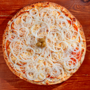 Tradicionais: Provolombo - Pizza Trem (Ingredientes: Azeitona Verde, Cebola, Lombo, Molho de Tomate Fresco, Mozarela, Orégano, Provolone, Requeijão Cremoso, Rodelas de Tomate)