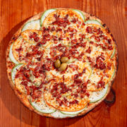 Tradicionais: Abobrinha - Pizza Trem (Ingredientes: Azeitona Verde, Bacon, Fatias de Abobrinha, Molho de Tomate Fresco, Orégano, Provolone, Requeijão Cremoso)