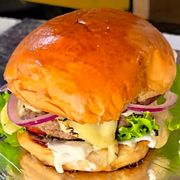 Burguer Artesanal: Take Cheese - Hambúrguer (Ingredientes: Pão de Brioche Tostado na Manteiga, Blend Bovino de 150g, Alface, Tomate, Muçarela Derretida, Cebola Roxa, Maionese Especial)